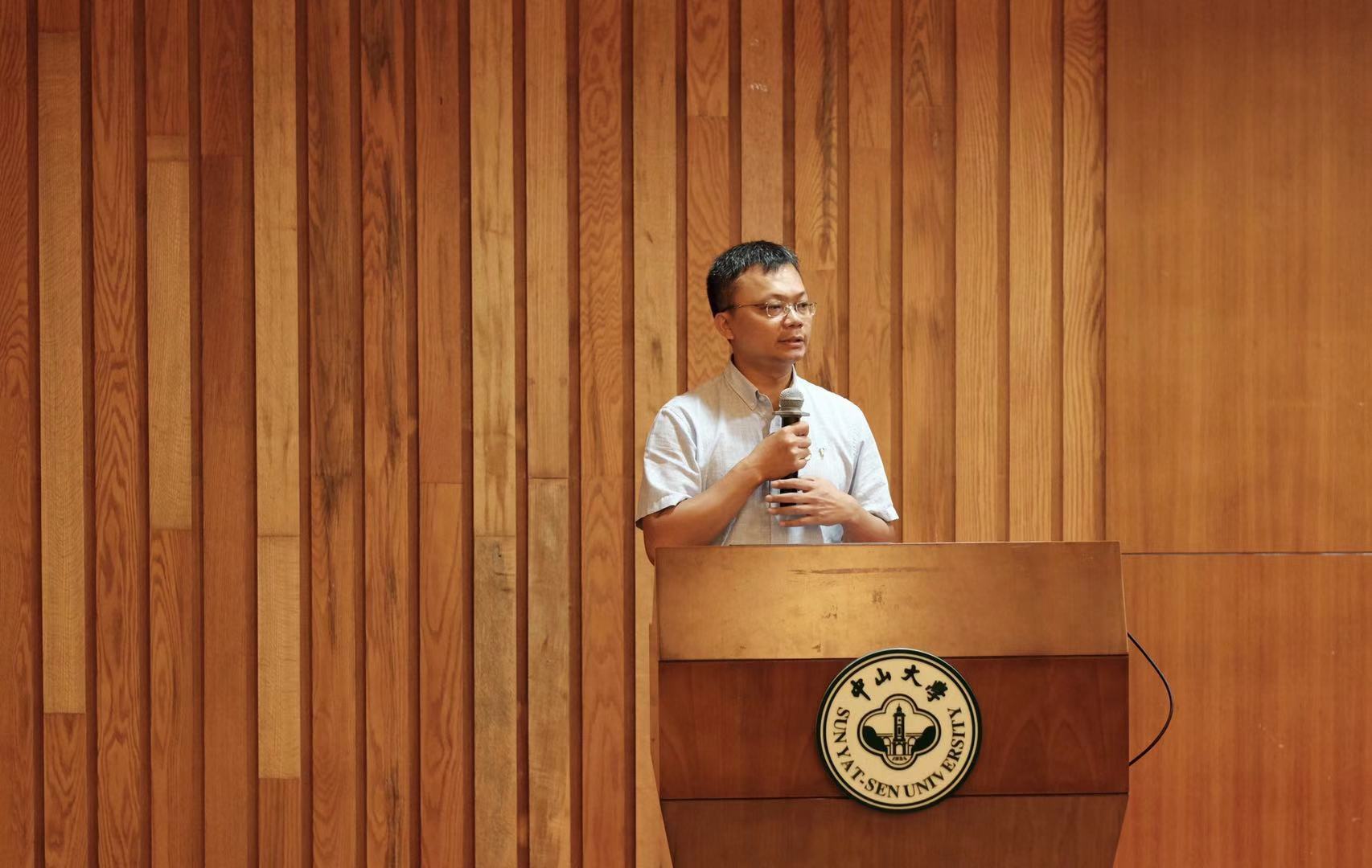 （黄勇平书记主持开学典礼）