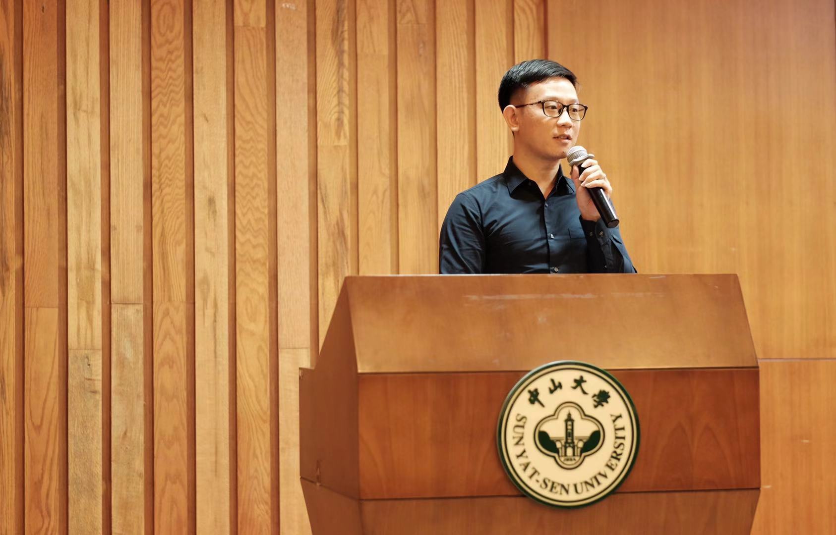 （研究生新生代表田松岩在开学典礼发言）