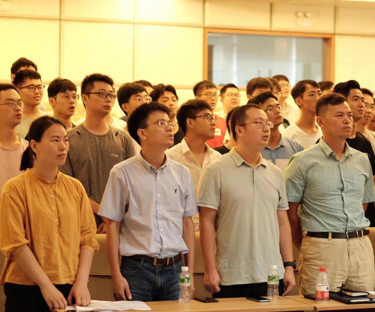 （全体肃立，奏唱国歌）