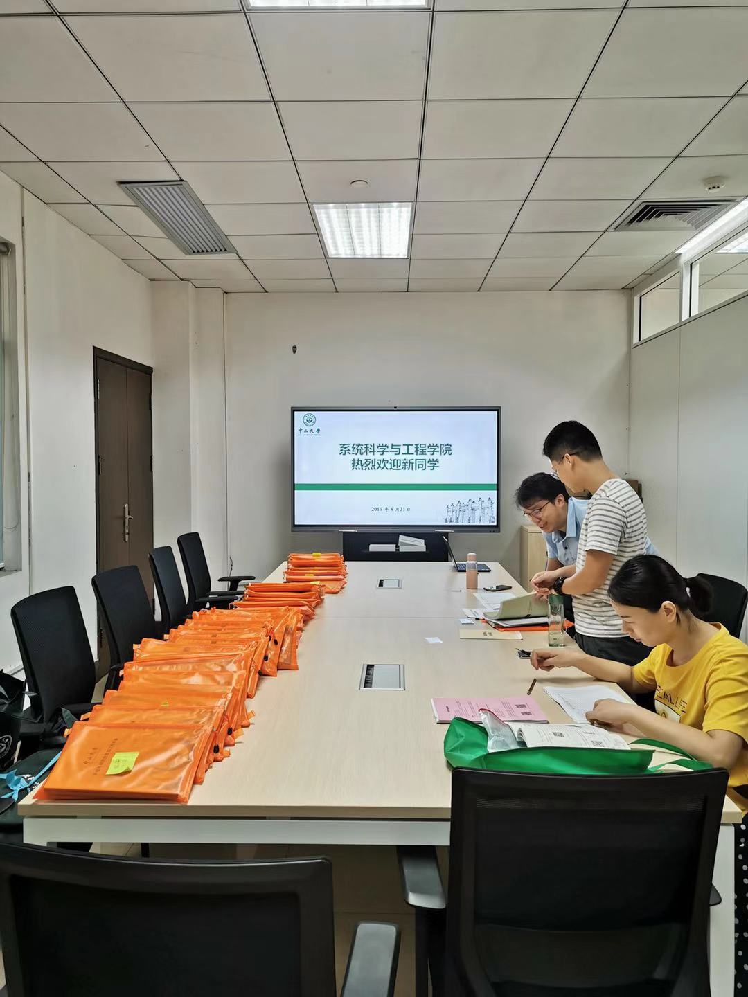 304am永利老师们为新生报到做准备