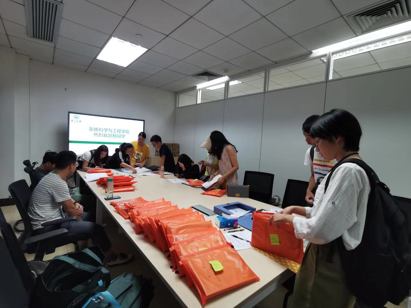 304am永利老师指导学生完成新生报到手续