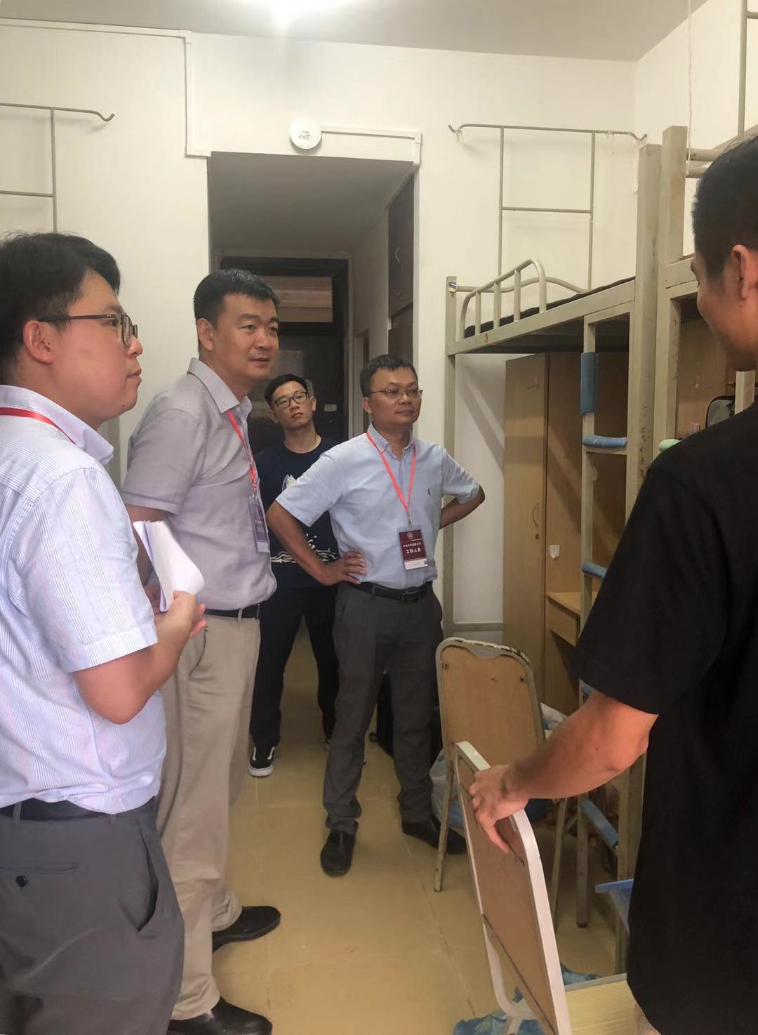 304am永利领导们走访新生宿舍